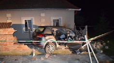 Strašná nehoda! Mladý 21-ročný párik vletel s Golfom do domu