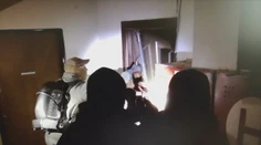 Zistili sme, za akých okolností vyskočil muž zo 7. poschodia počas zásahu kukláčov