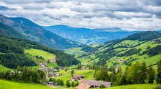 Telo takmer bez hlavy a hneď vedľa motorová píla. Otrasný nález v pokojnej alpskej dedinke