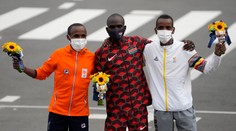 Keňan Kipchoge sa stal tretím bežcom v histórii, ktorý obhájil zlato na olympijskom maratóne