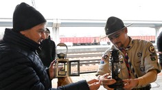 FOTO: Skauti od soboty rána roznášajú Betlehemské svetlo po celom Slovensku