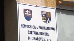 Skolaboval pred nemocnicou v Michalovciach. Nemal mu kto pomôcť