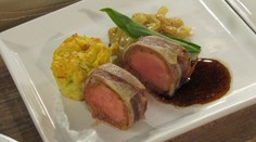 RECEPT NA DNES: Bravčová panenka v klobáskovom kabátiku so zemiakovým muffinom a cibuľovým prívarkom