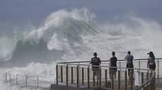FOTO+VIDEO: Rozbúrené more, päťmetrové vlny. Austrálske pobrežie v Sydney zasiahol silný príboj