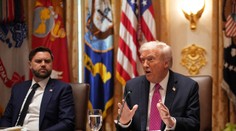 Trump dostal Vancea do nepríjemnej situácie. Viceprezident zostal po jeho podpásovke iba ticho sedieť