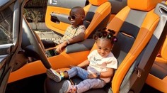 Nigérijský „Richie Rich“ dostal prvý dom, keď mal 6 rokov. Otec tvrdí, že si všetko zaslúžil