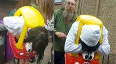 Komická dohra oslavy: Žena sa zasekla v detskom autíčku, vyslobodili ju nožom na chlieb