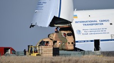 V Poprade naložili vrtuľníky do lietadla. Nevedno prečo a pre koho