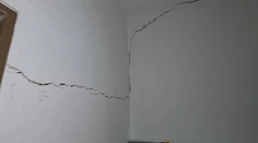 Záhadné praskliny sa objavili zo dňa na deň. Obec musela budovu zavrieť