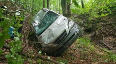 Vyviazli iba so škrabancami: Auto sa zrútilo do 50-metrovej rokliny