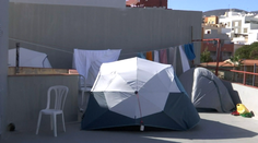 Muž v obľúbenom letovisku poskytoval ubytovanie v stanoch na streche bytovky. Teraz mu hrozí vysoká pokuta