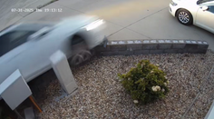 VIDEO: Opitá vodička letela cez obrubník. Narazila do plynovej prípojky a zaparkovaného auta