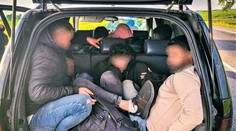 Policajné naháňačky s prevádzačmi sýrskych migrantov. V autách viezli spolu asi 30 osôb