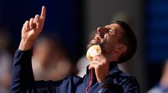 Djokovič pred semifinále netrénuje. Australian Open však už dvakrát so zraneniami ovládol