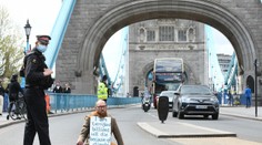 Aktivisti hodiny blokovali premávku v Londýne, poslali ich za mreže