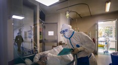 Lekár rozdelil pacientov s COVID-19 do štyroch skupín. Opísal aj priebeh ochorenia s kašľom