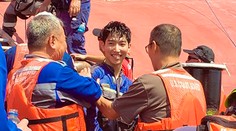 Z prevrátenej lode sa podarilo vyslobodiť všetkých námorníkov