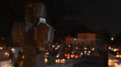 Rozsvietiť sviečku, poďakovať sa a zaspomínať. Slováci sa lúčili so zosnulými