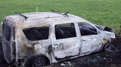 Ďalšia nehoda na slovenských cestách, auto sa po zrážke vznietilo a zhorelo do tla