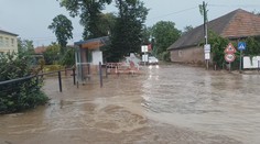 Dážď nielenže odrezal Trávnicu od sveta, ale zmenil ju na nepoznanie