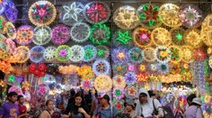 Ste pohoršení z vianočných ozdôb na Dušičky? V tejto krajine sa na sviatky pripravujú mesiace (FOTO)