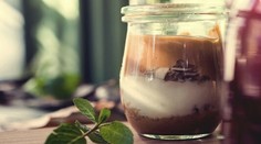 Pudingovo karamelový pohár