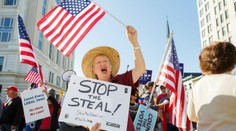 Trump chce o víťazstvo bojovať na súdoch. Tu je súhrn všetkého, čo chce napadnúť žalobami