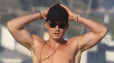 Lovec na scéne. Je slobodný len pár dní a už balí ženy na pláži