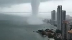 VIDEO: Zábery, ktoré vyrážajú dych. Mohutný vodný vír udrel do mesta