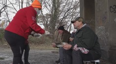 Potrebujú sa hlavne s niekým porozprávať. V Trenčíne pomáhajú bezdomovcom nielen oblečením a jedlom