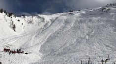 Rusko: Prvá lavína zasypala ťažiara zlata, druhá 10 záchranárov, ktorí mu prišli na pomoc