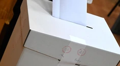 Poslanci schválili zákon, ktorý umožní voliť každému. Aj s covidom