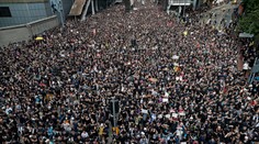 Čína údajne presúva vojská k hraniciam Hongkongu