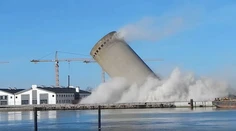 Demolácia sa nevydarila. Veža spadla na vedľajšiu budovu