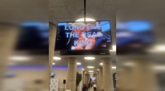 VIDEO: Na americkom ministerstve premietali falošné video, v ktorom Trump bozkáva Muskove nohy