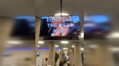 VIDEO: Na americkom ministerstve premietali falošné video, v ktorom Trump bozkáva Muskove nohy