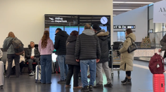 Desiatky Slovákov uviazli na viedenskom letisku. Po hodinách čakania prišla zdrvujúca správa