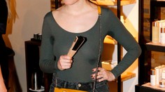 Trapas českej herečky! Presvitajúce prsia a spotené koláče pod pazuchami