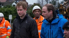 Pri záplavách v Británii pomáhajú už aj princovia William a Harry