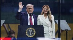 FOTO: Narodeniny oslávil Trump vojenskou prehliadkou. Idylu mu narušili protesty