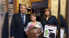 Členovia Putinovej strany darovali matkám vojakov padlých na Ukrajine mlynčeky na mäso