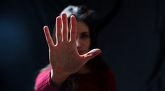 „Zomrieš ty a potom ja,“ muž bodol svoju družku a následne namieril nôž na seba