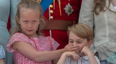 Ten moment, keď princa Georga utíši jeho sesternica. Jej pohľad valcuje internet