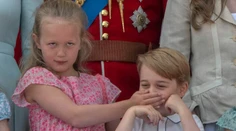 Ten moment, keď princa Georga utíši jeho sesternica. Jej pohľad valcuje internet