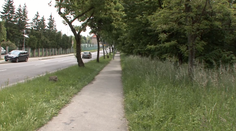 Surový útok na školáka. Za bieleho dňa ho okradli a zbili na chodníku