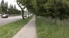 Surový útok na školáka. Za bieleho dňa ho okradli a zbili na chodníku