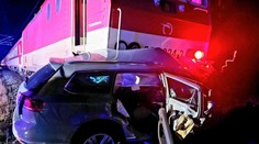 Tragická nehoda v Šuranoch. Pri zrážke s vlakom prišla o život matka so synom