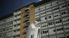 Pápež František je stále v nemocnici. Situáciu sledujeme priamo vo Vatikáne