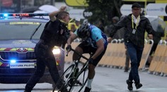 VIDEO: Jeho neuvážený čin mohol skončiť zle. Policajt spacifikoval muža, ktorý vtrhol na trať TdF tesne pred cieľom etapy