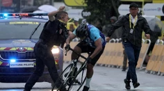 VIDEO: Jeho neuvážený čin mohol skončiť zle. Policajt spacifikoval muža, ktorý vtrhol na trať TdF tesne pred cieľom etapy